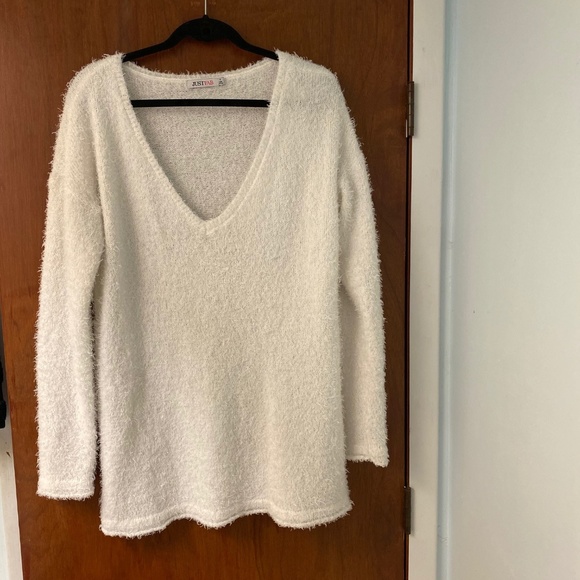 Sweaters - White V-Neck Fuzzy Sweater Size XL